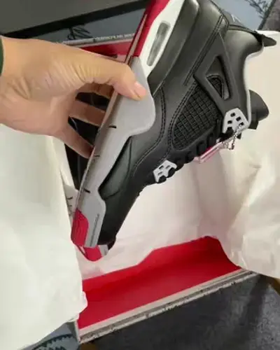Post by Sneakers Supplier (Etichin)