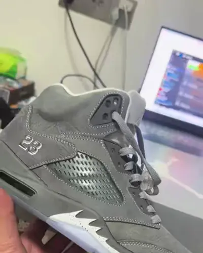 Post by Sneakers Supplier (Etichin)